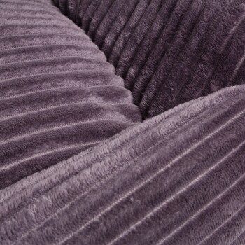 Nahaufnahme eines plüschigen, lila Haustierbettes mit weichem, geripptem Stoff, entworfen für Komfort und Entspannung.