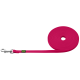 Eine leuchtend pinke Hundeleine, ordentlich aufgerollt, mit einem Metallclip an einem Ende und einem kleinen grün-gelben Logoanhänger.