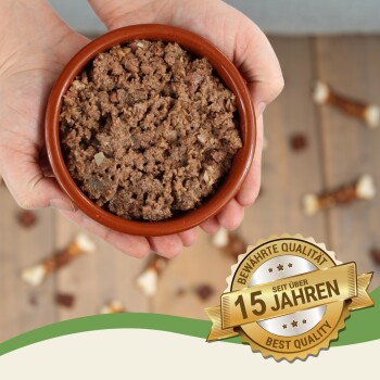 Eine Person hält eine braune Schüssel mit Haustierfutter, umgeben von Hundeleckerlis und einem Abzeichen mit der Aufschrift "Beste Qualität seit über 15 Jahren."