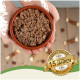 Eine Person hält eine braune Schüssel mit Haustierfutter, umgeben von Hundeleckerlis und einem Abzeichen mit der Aufschrift "Beste Qualität seit über 15 Jahren."