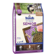 Bosch Senior Hundefuttertüte, 2,5 kg, mit einem Hund auf der Vorderseite, mit Text, der auf Protein-, Fettgehalt und Vorteile für ältere Hunde hinweist.