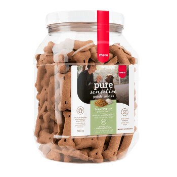 Glas mit knochenförmigen Hundesnacks mit der Aufschrift "mera pure sensitive goody snacks - Insect Protein", 600 g, Foto einer Frau mit Hund.