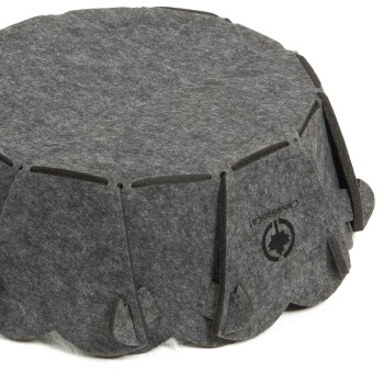 Graues Filzhaustierbett mit gewelltem Rand und Logo, entworfen für Komfort und Stil.