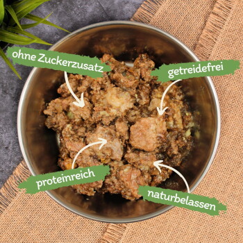 Schüssel mit Tierfutter und Fleischstücken, beschriftet mit "kein Zuckerzusatz", "getreidefrei", "reich an Protein" und "natürlich".