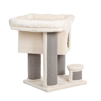 Katzenbaum mit einem plüschigen oberen Platz, beigem Stoff und mit Sisal umwickelten Kratzpfosten, mit einem gemütlichen Versteck und einem kleinen Hocker.