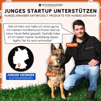 Philipp steht mit dem Deutschen Schäferhund Bella und bewirbt "Pfotenwunder" und ein Agility-Set für Hundefreunde in Ravensburg, Deutschland.