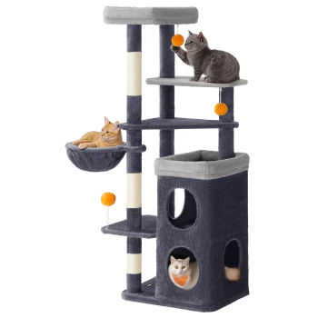 Drei Katzen auf einem mehrstufigen grauen Kratzbaum mit orangefarbenen hängenden Spielzeugen und Kratzpfosten.