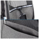 Nahaufnahme einer grauen Haustiertrage mit einer Netztasche, einem Clip zur Sicherung von Haustieren und einem Reißverschluss für einfachen Zugang.
