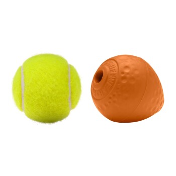Ein hellgelber Tennisball und ein orangefarbener Gummihundespielzeug werden nebeneinander auf einem weißen Hintergrund präsentiert.