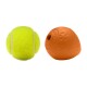 Ein hellgelber Tennisball und ein orangefarbener Gummihundespielzeug werden nebeneinander auf einem weißen Hintergrund präsentiert.