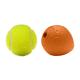 Ein hellgelber Tennisball und ein orangefarbener Gummihundespielzeug werden nebeneinander auf einem weißen Hintergrund präsentiert.