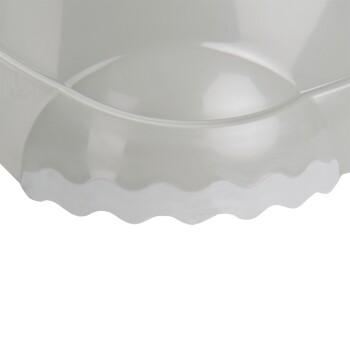 Heldere plastic hondenvoerbak met een golvende rand, van bovenaf bekeken, die de gladde binnenkant toont.