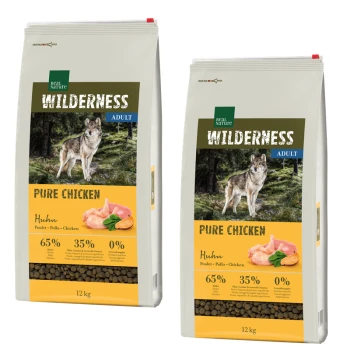 Zwei 12 kg Tüten von "Real Nature Wilderness Adult Pure Chicken" Hundefutter, mit Bildern von Wolf und Huhn, mit 65% Fleisch und ohne Getreide.