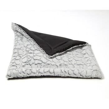 Eine weiche, plüschige Haustierdecke mit einer hellgrauen, strukturierten Fellseite und einer schwarzen, glatten Unterseite, teilweise gefaltet.