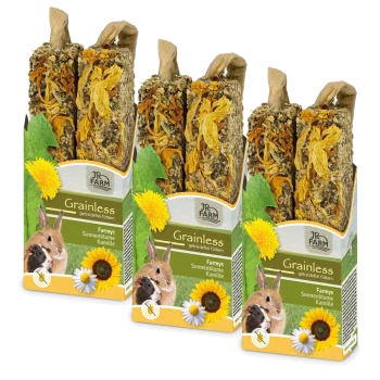 Drei Pakete JR FARM grainless Haustierfutter, mit getrockneten Blumen und Kräutern, mit Bildern eines Kaninchens und eines Meerschweinchens auf der Vorderseite.
