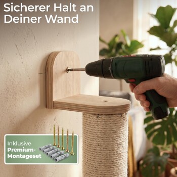 Einbohren eines hölzernen Wandregals für Katzen mit Sisalpfosten; sichtbare Texte: 'Sicherer Halt an Deiner Wand'; 'Inklusive Premium-Montageset'.