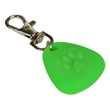 Porte-clés pour animaux de compagnie en silicone vert avec un design de patte, attaché à un clip en métal pour un attachement facile aux colliers ou aux laisses.