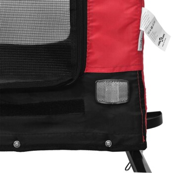 Roter und schwarzer Haustierträger mit Netzpaneelen, mit einem Reißverschluss, Klettverschluss und reflektierendem Patch, geeignet für kleine Tiere.