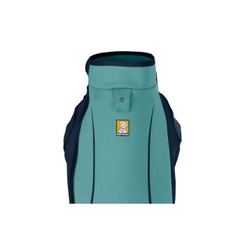 Eine Nahaufnahme einer türkis- und marineblauen Hundeweste von Ruffwear, die ein Logo mit einem Hundesymbol und einem Sonnensymbol am Kragen zeigt.