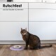 Eine getigerte Katze sitzt neben einer weißen Futterschüssel auf einer lila Matte, mit modernen weißen Schränken im Hintergrund. Text: "Rutschfest schützt Boden & Nerven."
