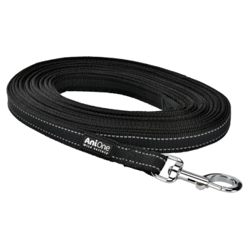 Zwarte huisdierlijn met reflecterende stiksels, met een stevige metalen clip en de merknaam 'AniOne' op de handgreep.