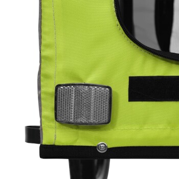 Nahaufnahme eines leuchtend grünen Haustiertransporters mit einem reflektierenden Streifen, einem Klettverschluss und einem schwarzen Boden, der für Sicherheit und Sichtbarkeit konzipiert ist.