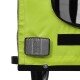 Nahaufnahme eines leuchtend grünen Haustiertransporters mit einem reflektierenden Streifen, einem Klettverschluss und einem schwarzen Boden, der für Sicherheit und Sichtbarkeit konzipiert ist.