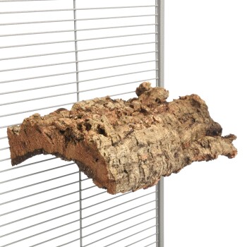 Regal aus natürlicher Korkrinde für kleine Haustiere, befestigt an einem Metallkäfig mit horizontalen Stäben, das eine strukturierte Oberfläche zeigt.