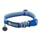 Blaues und hellblaues gestreiftes Hundehalsband von Ruffwear, mit einer Kunststoffschnalle, einem Metall-D-Ring und einem Anhänger mit einem Symbol ohne Auge.