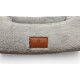 Graues samtiges Haustierbett mit braunem Lederetikett mit der Aufschrift 'PETLIVING place to enjoy' und Pfote-im-Haus-Logo.