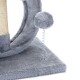 Grauer Katzenbaum mit einer strukturierten Kratzsäule, einer weichen Plüschoberfläche und einem Feder-Spielzeug mit einem flauschigen Pompon.