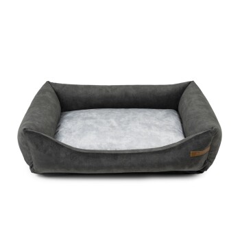 Graues Haustierbett mit einem weichen, hellgrauen Kissen in der Mitte, mit erhöhten Seiten für Komfort und einem Lederschild an der Seite.