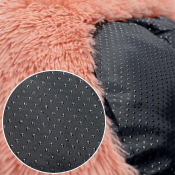 Nahaufnahme eines Haustierbettes mit weichem rosa Fell und einem schwarzen, strukturierten Stoff mit kleinen Punkten, das sein gemütliches Design zeigt.