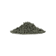 Ein Haufen kleiner, dunkelgrüner Haustierfutterpellets, die ihre zylindrische Form und die strukturierte Oberfläche zeigen.