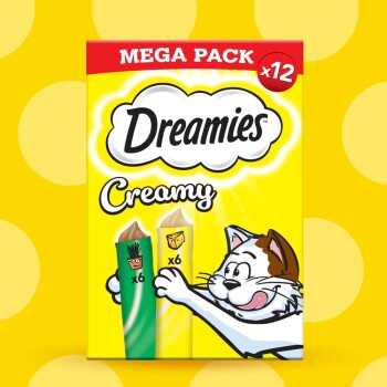 Dreamies Creamy Katzenleckerlis Megapack x12 mit Karotten- und Käsegeschmack, Cartoon-Katze greift nach Leckerlis auf gelbem Hintergrund.