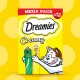 Dreamies Creamy Katzenleckerlis Megapack x12 mit Karotten- und Käsegeschmack, Cartoon-Katze greift nach Leckerlis auf gelbem Hintergrund.