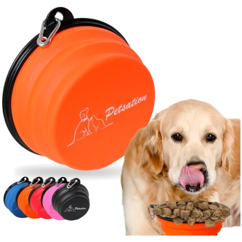 Eine orange zusammenklappbare Haustierschüssel mit dem Text 'Petsation', die zusammen mit einer Vielzahl von bunten Schalen in Schwarz, Pink und Rot präsentiert wird.