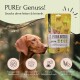 Ein brauner Hund mit schlappen Ohren schaut auf eine Tüte "Pure Bites" Lamm-Snacks, die Texte über Transparenz, einzelnes Protein und getreidefrei enthält.