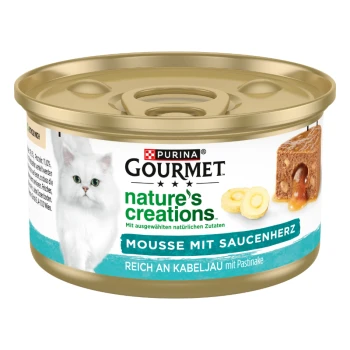 PURINA Adult Natures Creations Mousse 12 x 85 g Kabeljau Dose Katzenfutter mit einer weißen Katze, beschriftet 'Purina Gourmet nature's creations Mousse mit Saucenherz', mit Zutaten wie Kabeljau und Pastinake.