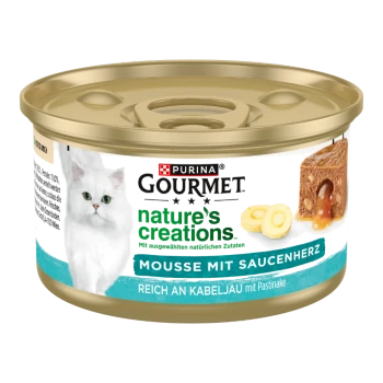 Dose Katzenfutter mit einer weißen Katze, beschriftet 'Purina Gourmet nature's creations Mousse mit Saucenherz', mit Zutaten wie Kabeljau und Pastinake.