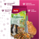 Eine Tüte PANTO Meerschweinchenfutter mit zwei Meerschweinchen auf der Vorderseite, mit Text, der eine ausgewogene Mischung, natürliche Fellpflege und zusätzliches Vitamin C hervorhebt.