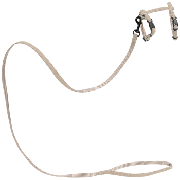 Een beige huisdierlijn met een bijpassende harnas, met verstelbare banden en een metalen clip voor bevestiging.
