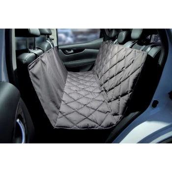 Ein gestepptes graues Haustiersitzbezug wird auf dem Rücksitz eines Autos angezeigt, entworfen, um die Polsterung vor Tierhaaren und Schmutz zu schützen.