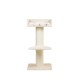Ein beiger Katzenbaum mit zwei Plattformen und einem gemütlichen oberen Platz, der zum Klettern und Kratzen gedacht ist.