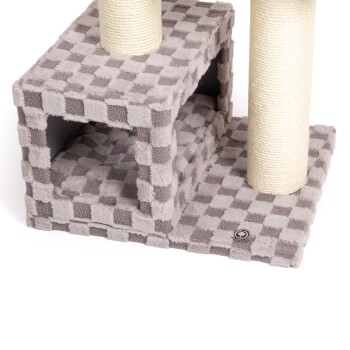 Grau-weißer karierter Katzenbaum mit einem gemütlichen Versteck und zwei Kratzpfosten.