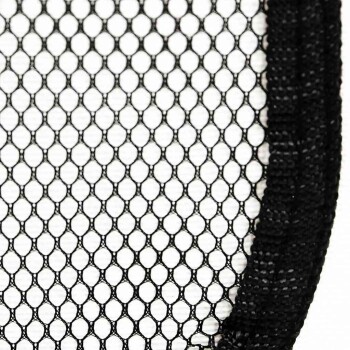 Nahaufnahme eines schwarzen Netzstoffs mit hexagonalem Muster, mit einem stabilen Rand, geeignet für Haustierzubehör.