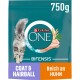 Purina ONE Bifensis Katzenfutterbeutel, 750g, mit einer flauschigen grauen Katze, mit Text, der "Fell & Haarball" und "Reich an Huhn" hervorhebt.