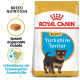 Royal Canin Welpen Yorkshire Terrier Hundefutterbeutel mit einem kleinen Yorkshire Terrier Welpen, mit Text, der die Rassenernährung und Immununterstützung hervorhebt.