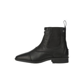 Schwarze Leder-Ankle-Boots mit spitzem Zeh, elastischen Seitenpaneelen und einem Reißverschluss, vor einem weißen Hintergrund präsentiert.