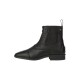 Schwarze Leder-Ankle-Boots mit spitzem Zeh, elastischen Seitenpaneelen und einem Reißverschluss, vor einem weißen Hintergrund präsentiert.